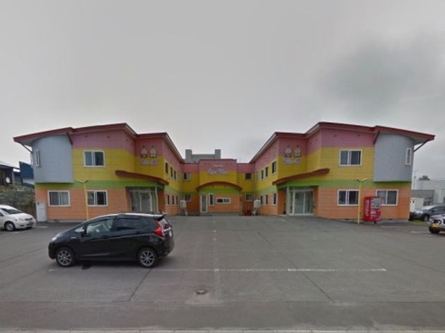 カラフルな建物の外観 外観 色鮮やかな外観の施設です。心地よい環境でご就業いただけます。