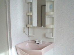 清潔な洗面台と鏡