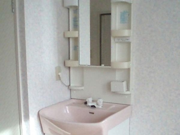 清潔な洗面台と鏡