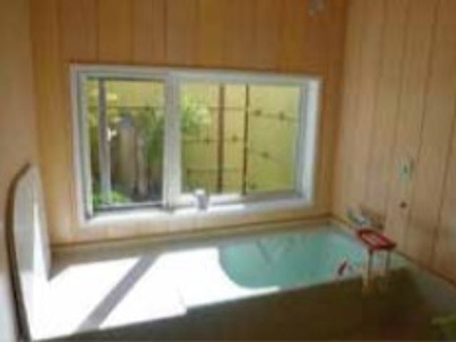 明るい和室の窓辺 浴室 日差しが心地よい和室の一角です。窓からの眺めも良く、安らぎのひと時をお過ごしいただけます。