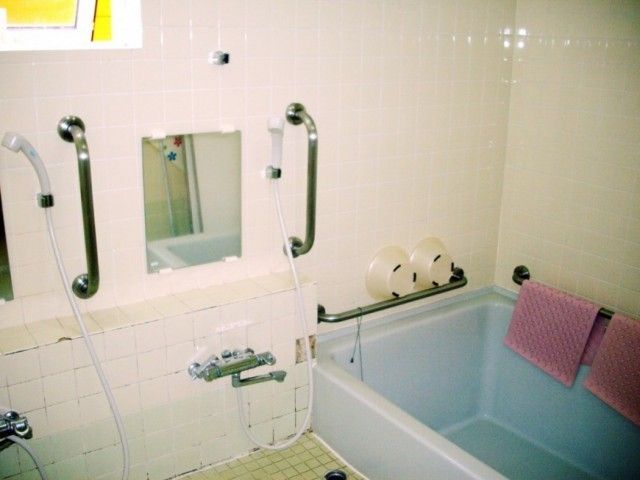 手すり付きの浴室 浴室   手すりが複数あり、入浴時の動作を支えやすい浴室です。浴槽まわりも広く、介助しやすい印象です。