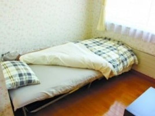 シンプルな居室のベッド  
