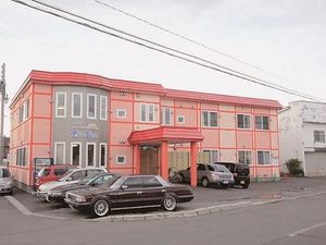 オレンジ色の外観建物
