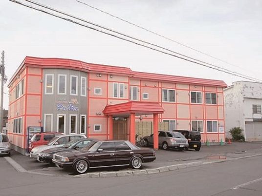 オレンジ色の外観建物