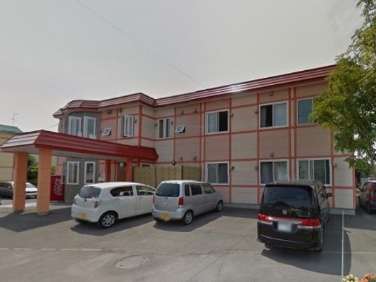 赤いラインの外壁が目印の建物