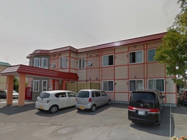 赤いラインの外壁が目印の建物