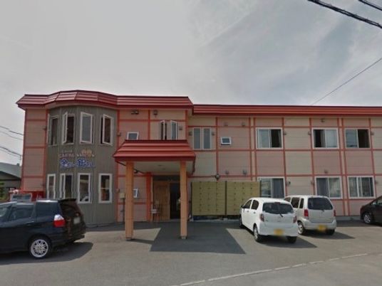 朱色の建物エントランス