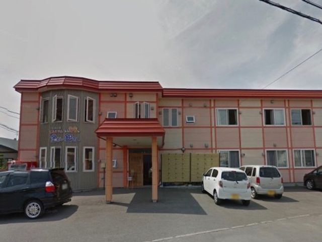 朱色の建物エントランス