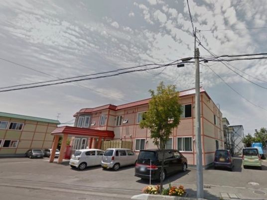 赤い屋根の明るい建物