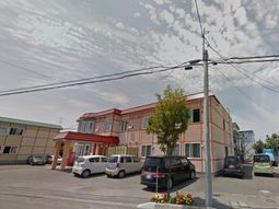 明るい外観の建物