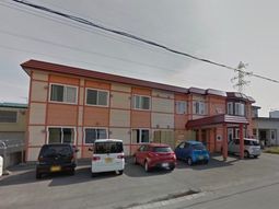 オレンジ色の建物外観