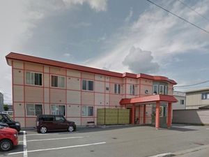 赤いラインのある建物外観
