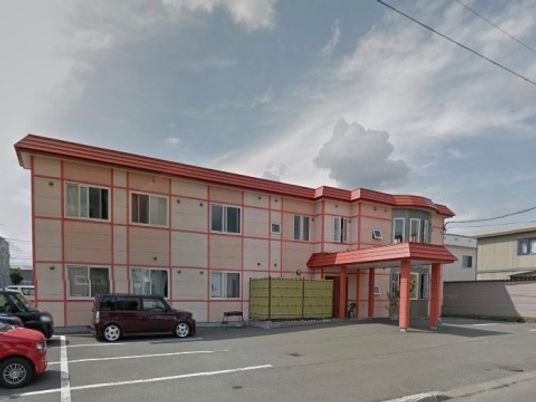 赤いラインのある建物外観