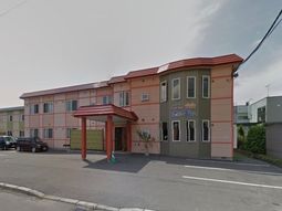 オレンジ色の外壁の建物