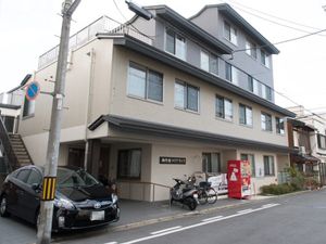 清潔感のある建物正面