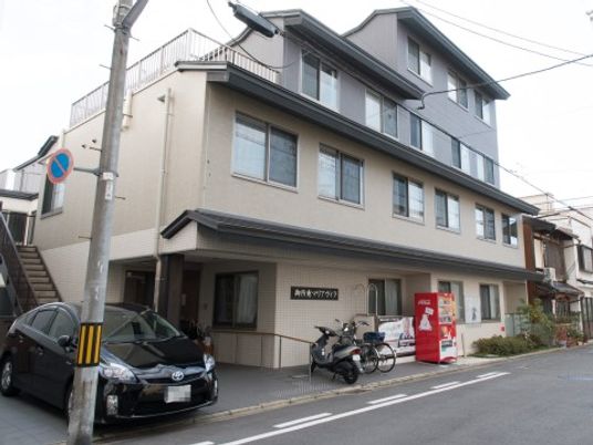 清潔感のある建物正面