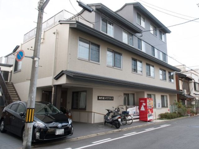 清潔感のある建物正面 外観 地域に溶け込む落ち着いたデザインの建物です。毎日の通勤が快適に感じられるような環境が整っています。