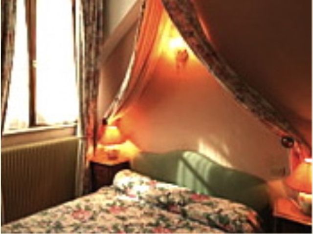 暖かみのある居室 居室2 窓から自然光が差し込む、温もりを感じさせる居室です。ゆったり過ごせる環境が整っております。