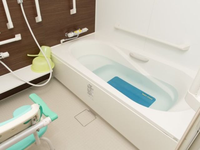 清潔な浴室設備 浴室 手すりやシートが備わった無障害の浴室です。利用者の安全と快適さを考えた設計になっており、日々の生活が支援されます。