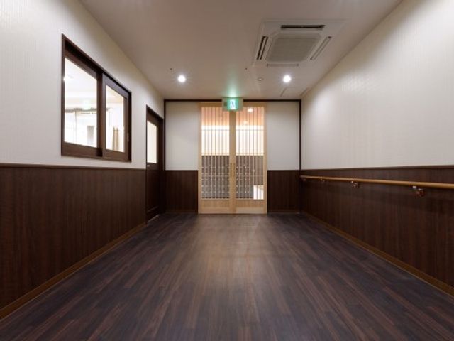 広々とした廊下の様子 １階フロア ゆったりとした空間の廊下は、明るく清潔感があり、安全に配慮した手すりが整備されています。実務を通じて、そういった環境作りの大切さを学べます。