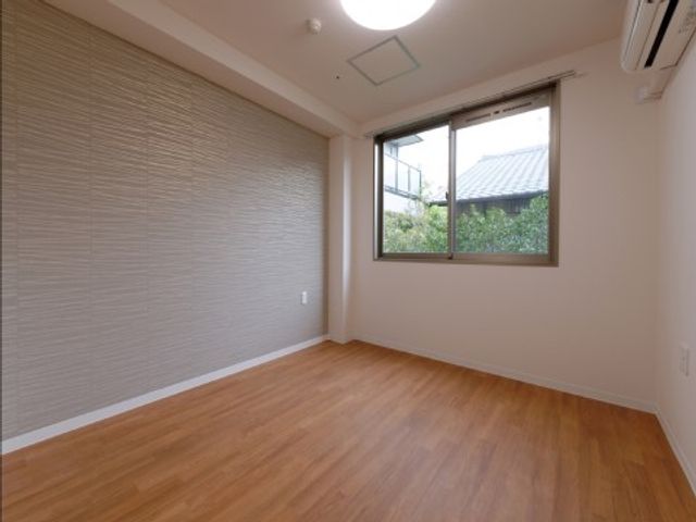 窓付きのシンプルな居室 居室3 自然光が入る清潔感のある居室が、安らぎのプライベートスペースを提供します。エアコン完備で、一年を通して快適にお過ごしいただけます。