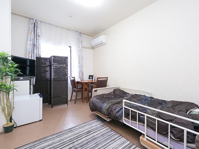 居室の室内様子 居室5 広々とした明るい個室です。プライバシーをしっかりと確保し、快適な生活をサポートします。