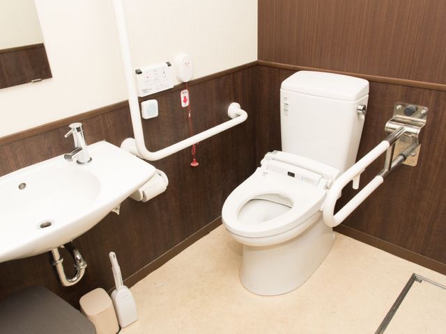 バリアフリートイレの設備 トイレ 安全を考えた手すり付きの清潔なトイレです。どなたでも安心してご利用いただける環境を整えております。