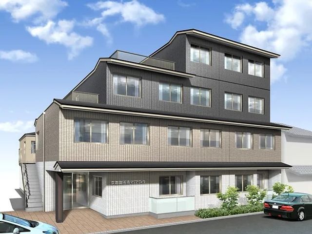 外観の建物正面 外観   落ち着いた色合いの外観で、窓が多く明るさを感じます。建物前には植栽もあり、すっきりした印象です。