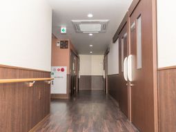 清潔な木目調の廊下