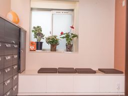 待合室のベンチと観葉植物