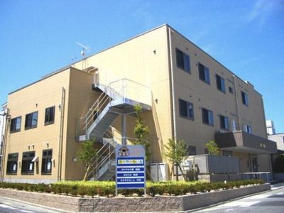 明るい日差しの外観