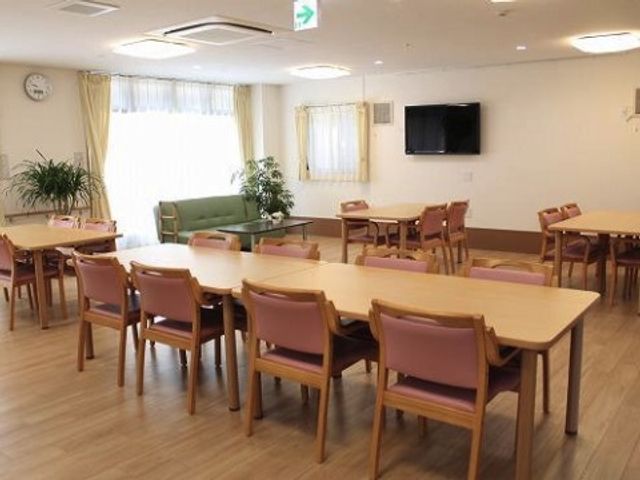 共有スペースのダイニング ダイニング 明るく開放的な食堂で、ゆったりとした食事の時間を支える職場です。家具の配置もゆとりを持っており、快適な環境を提供しています。