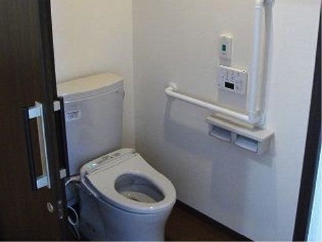 バリアフリー対応の洋式トイレ 居室トイレ 手すり付きで安心のトイレ空間。すべての方が使いやすい設計を実現しています。
