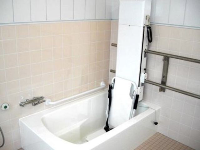 手すり付きバスルーム 浴室 手すりや座りやすいバスチェアを完備した安全な浴室です。安心してご利用いただける環境をご提供しています。