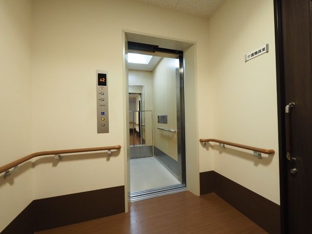 廊下とエレベータ エレベーター 手すりが整った清潔な廊下です。移動の際に安全で快適なサポートを提供しています。