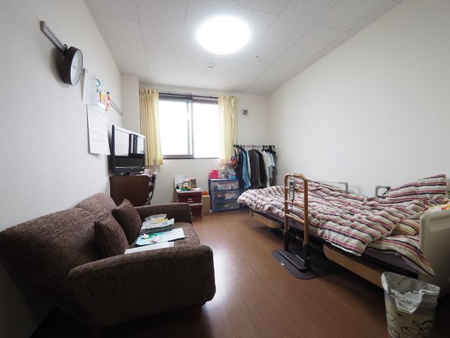 居心地の良い居室 居室 ゆったりとしたソファがあり、落ち着いた雰囲気の個室です。日々の生活を自分らしく過ごせる空間となっています。