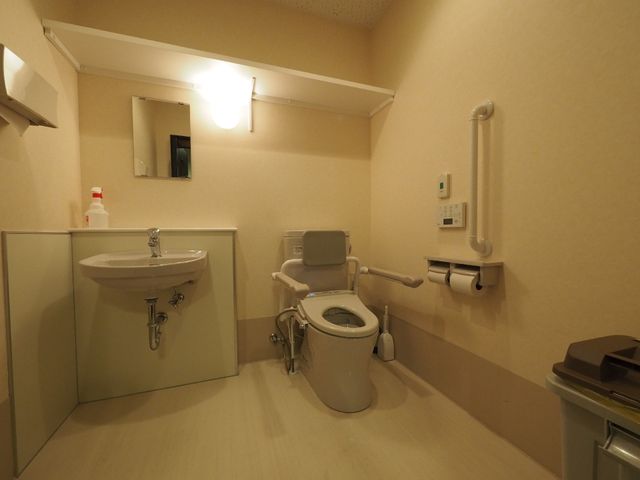 バリアフリー対応トイレ トイレ 手すり付きで安全に配慮されたトイレスペースです。清潔で明るい環境が保たれ、安心してご利用いただけます。