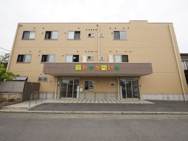 清潔感のある建物の外観 外観正面 ゆったりとしたスペースが印象的な建物前面です。きれいに手入れされていて、新しい環境でのお仕事をご検討の方にぜひおすすめしたいです。