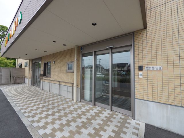 明るいエントランス外観 玄関 広々とした入り口には自動ドアが設置されており、どなたでも気軽に出入りできるようになっています。明るくて清潔感のある外観がお迎えします。