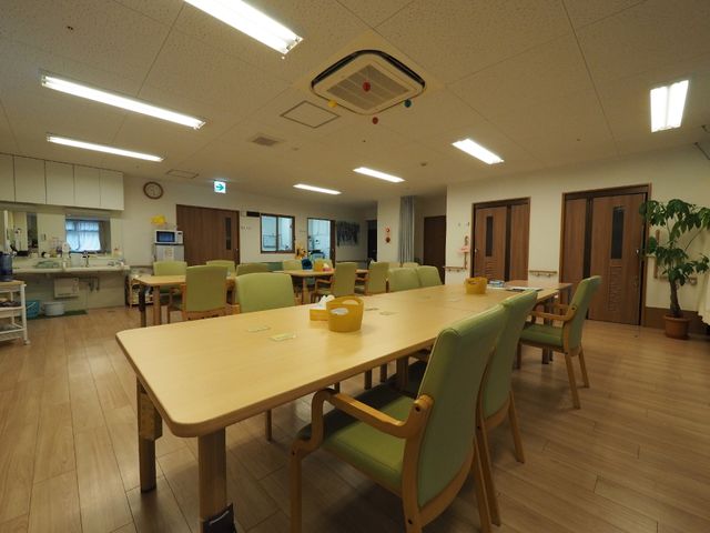 ゆったりとした共有スペース 共有スペース 広々とした清潔感ある食堂は、くつろぎや交流の場を提供しています。利用者の方々が穏やかな時間を過ごせるよう配慮された環境です。