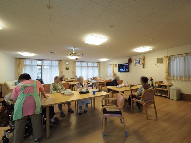 暖かみのある居室の一角 食堂 柔らかな光が差し込む食堂で、利用者が穏やかな時を過ごしています。ここでは、食事を通じて様々な交流が生まれるでしょう。