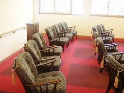 椅子並ぶ休憩室