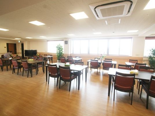 広々とした明るい食堂