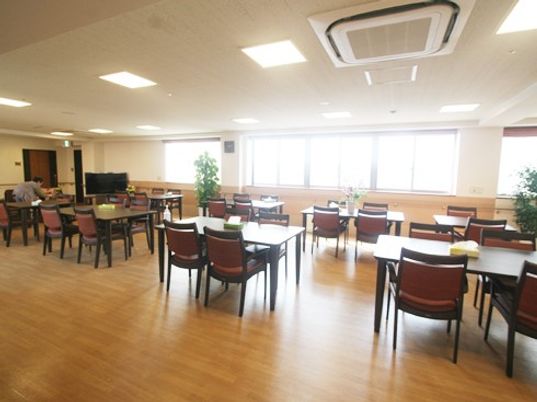 広々とした明るい食堂
