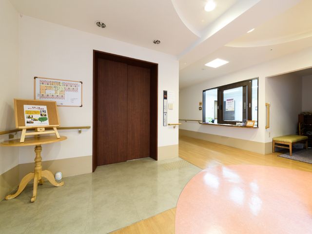受付と廊下の明るい空間