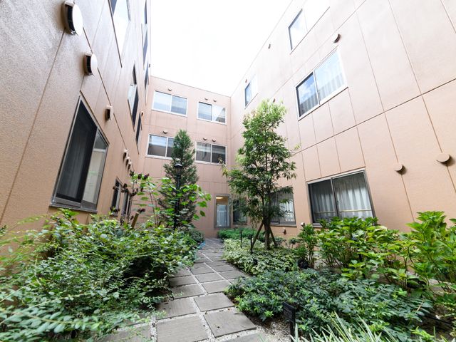 緑豊かな中庭の風景