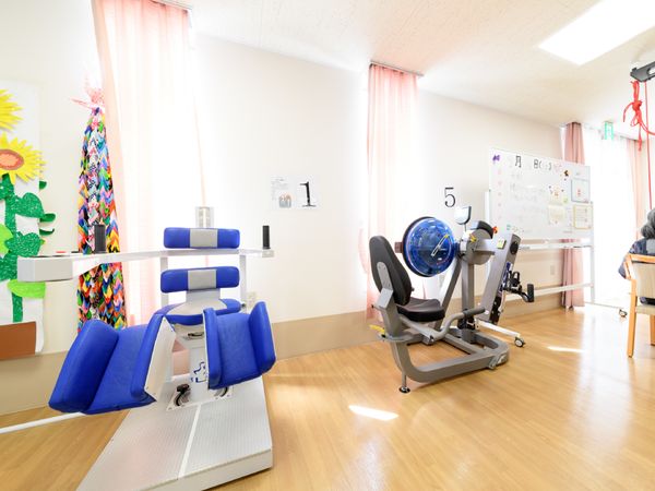 リハビリ機器とウォールアート