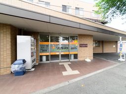 明るい施設のエントランス