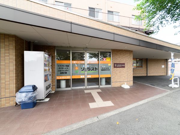 明るい施設のエントランス