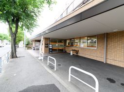 明るい建物のエントランス